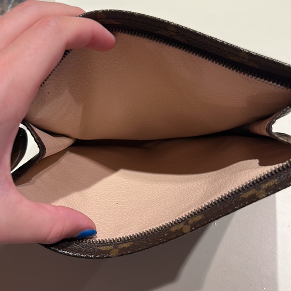 Louis Vuitton Toiletry Pouch 19 Monogram Canvas - Picture 5 of 5
